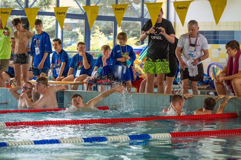 Dziewczęta i chłopcy na basenie. Zawody Olimpiad Specjalnych na wrocławskiej AWF