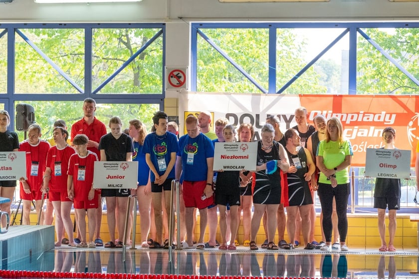 Dziewczęta i chłopcy na basenie. Zawody Olimpiad Specjalnych na wrocławskiej AWF