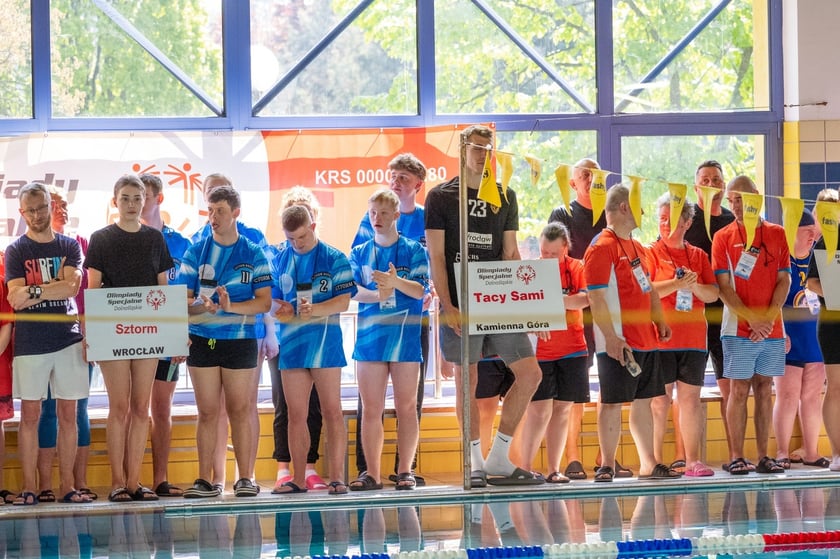 Dziewczęta i chłopcy na basenie. Zawody Olimpiad Specjalnych na wrocławskiej AWF