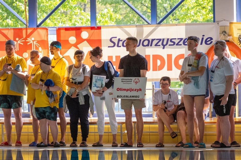Dziewczęta i chłopcy na basenie. Zawody Olimpiad Specjalnych na wrocławskiej AWF