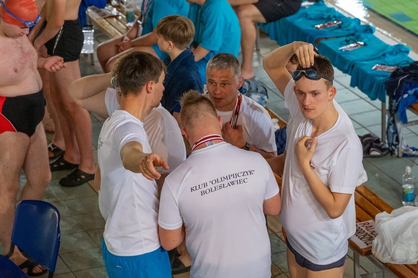 Dziewczęta i chłopcy na basenie. Zawody Olimpiad Specjalnych na wrocławskiej AWF