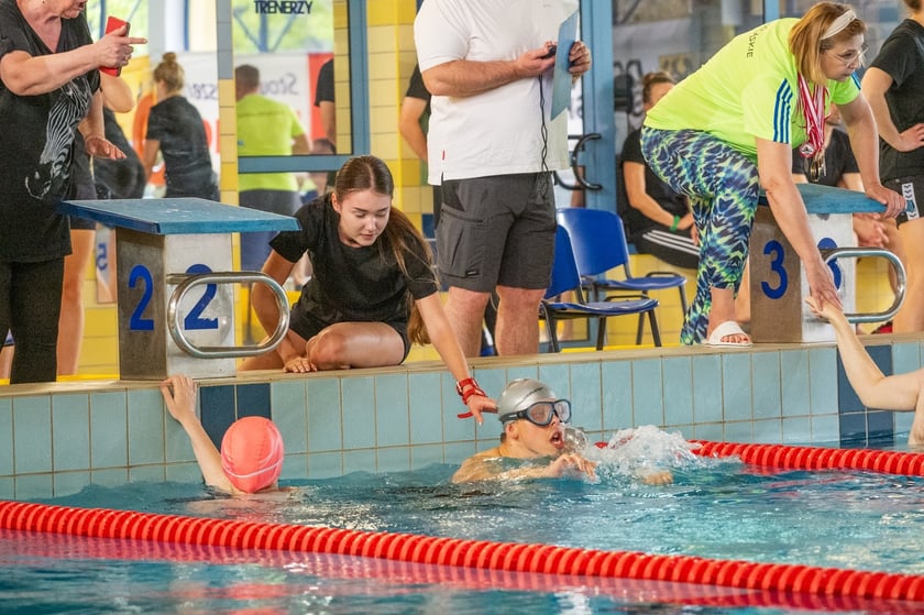 Dziewczęta i chłopcy na basenie. Zawody Olimpiad Specjalnych na wrocławskiej AWF