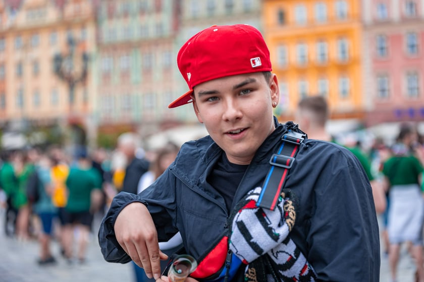 Kibice Śląska dopingują drużynę w Rynku we Wrocławiu