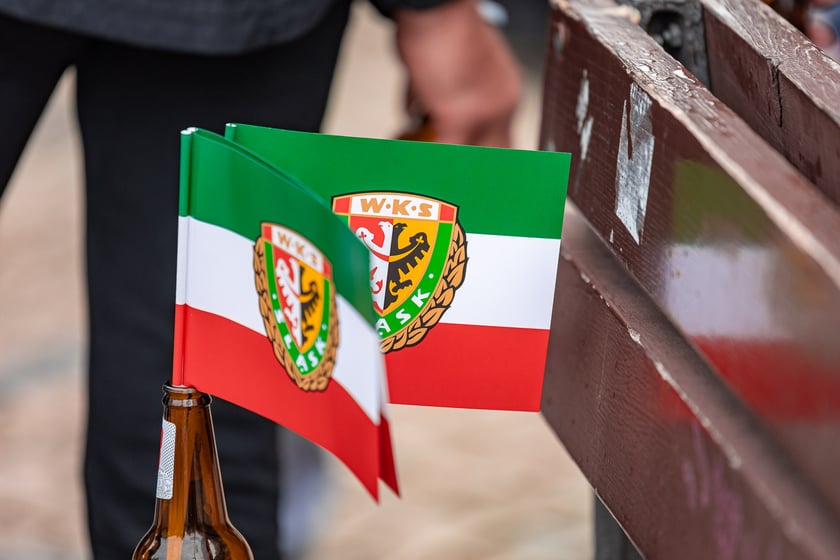 Kibice Śląska dopingują drużynę w Rynku we Wrocławiu