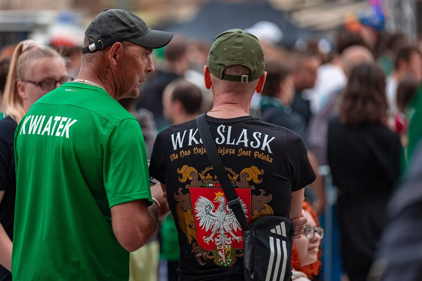 Kibice Śląska dopingują drużynę w Rynku we Wrocławiu
