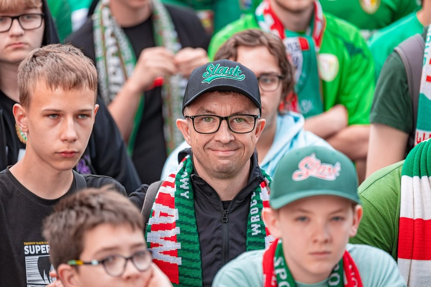 Kibice Śląska dopingują drużynę w Rynku we Wrocławiu