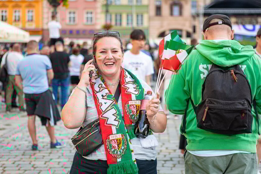 Kibice Śląska dopingują drużynę w Rynku we Wrocławiu