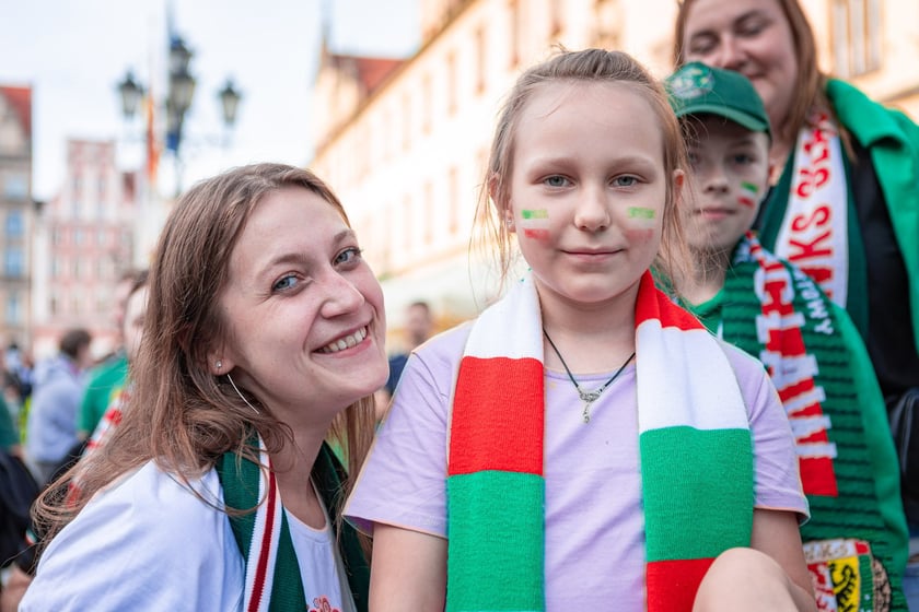 Kibice Śląska dopingują drużynę w Rynku we Wrocławiu