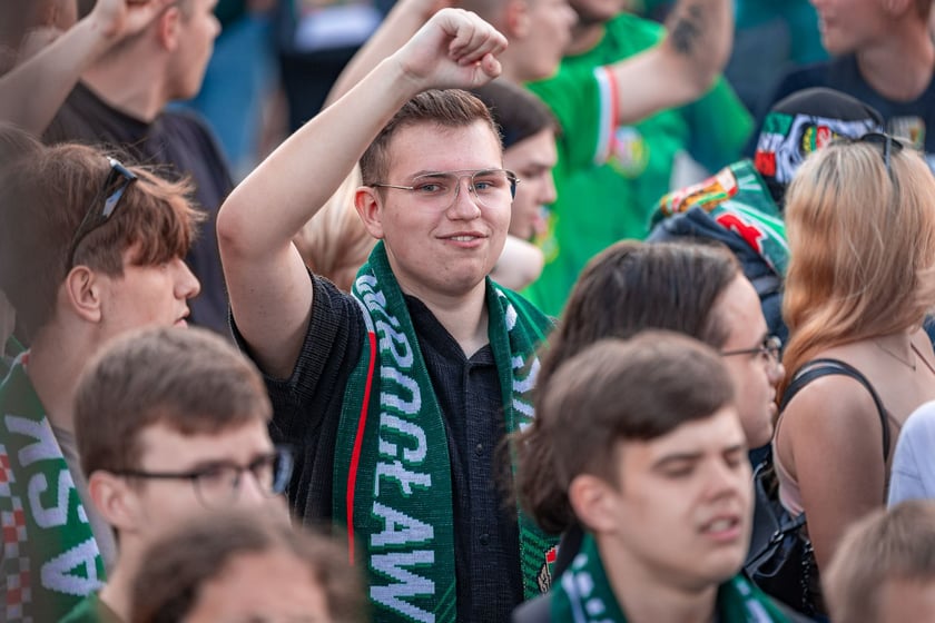 Kibice Śląska dopingują drużynę w Rynku we Wrocławiu