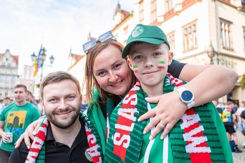 Kibice Śląska dopingują drużynę w Rynku we Wrocławiu