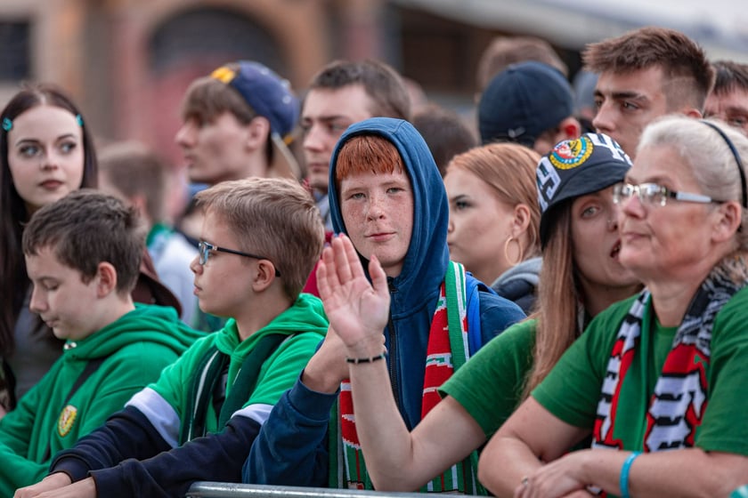 Kibice Śląska dopingują drużynę w Rynku we Wrocławiu