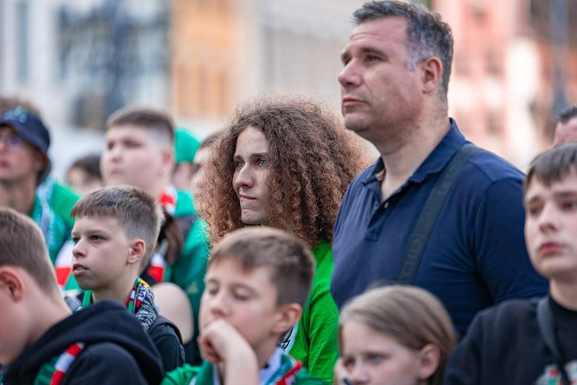 Kibice Śląska dopingują drużynę w Rynku we Wrocławiu