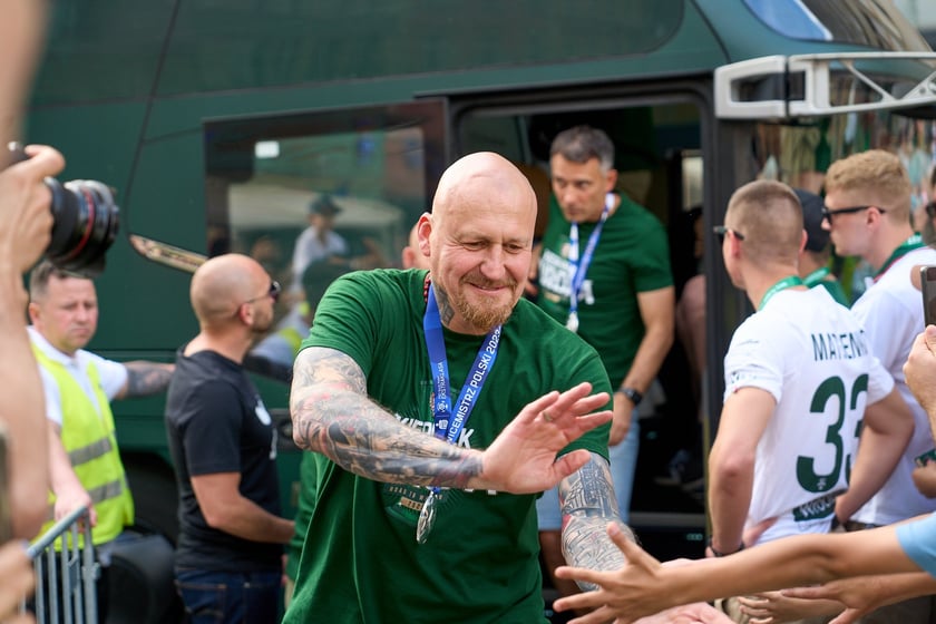 Kibice witają wicemistrzów Polski - drużynę Śląska Wrocław - na wrocławskim Rynku.