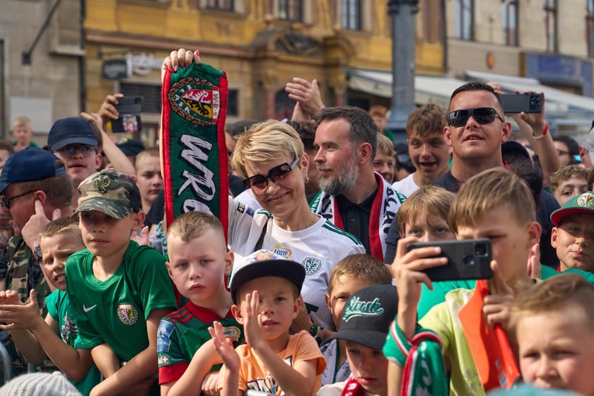 Kibice witają wicemistrzów Polski - drużynę Śląska Wrocław - na wrocławskim Rynku.