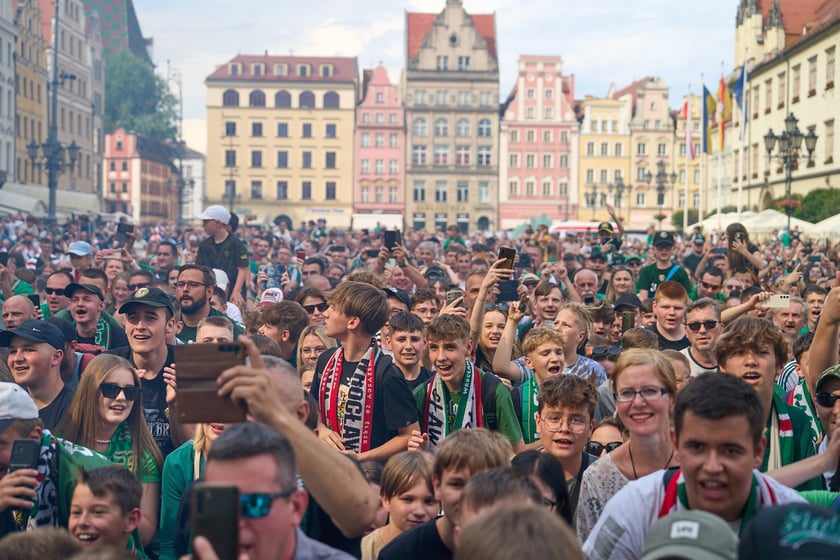 Kibice witają wicemistrzów Polski - drużynę Śląska Wrocław - na wrocławskim Rynku.