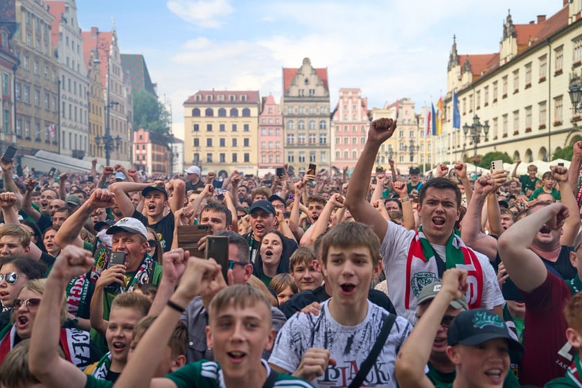 Kibice witają wicemistrzów Polski - drużynę Śląska Wrocław - na wrocławskim Rynku.