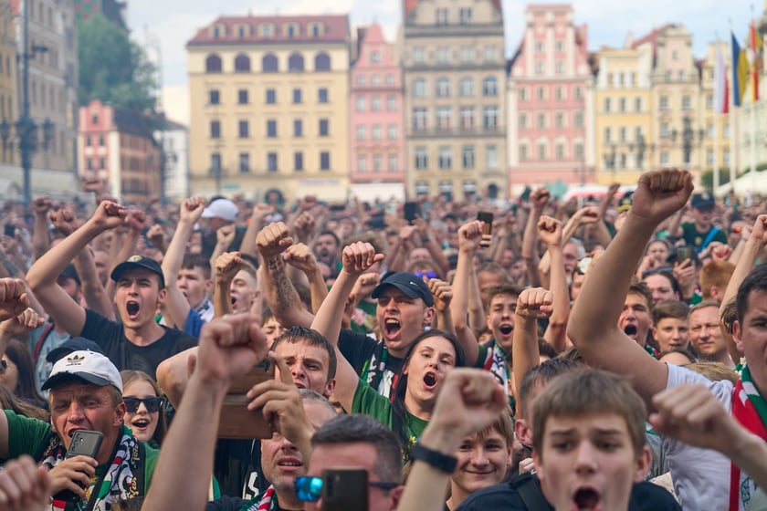 Kibice witają wicemistrzów Polski - drużynę Śląska Wrocław - na wrocławskim Rynku.