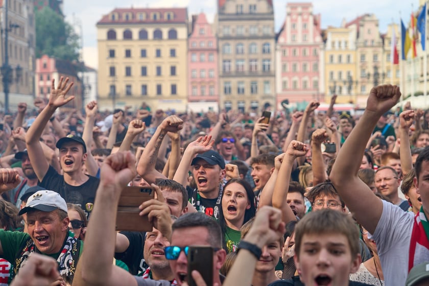 Kibice witają wicemistrzów Polski - drużynę Śląska Wrocław - na wrocławskim Rynku.
