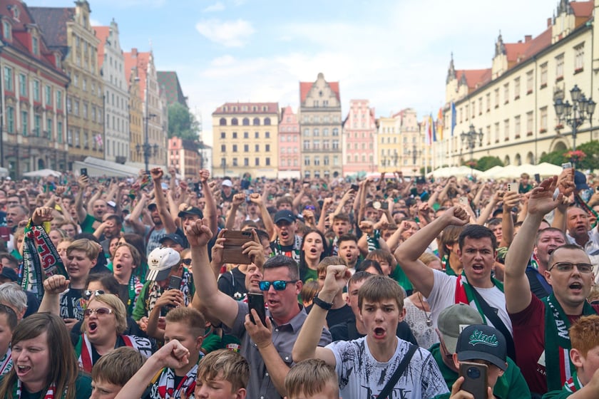 Kibice witają wicemistrzów Polski - drużynę Śląska Wrocław - na wrocławskim Rynku.