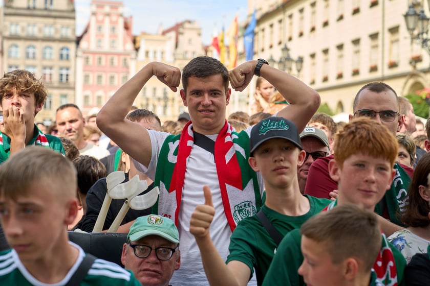 Kibice witają wicemistrzów Polski - drużynę Śląska Wrocław - na wrocławskim Rynku.