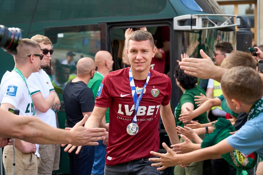 Kibice witają wicemistrzów Polski - drużynę Śląska Wrocław - na wrocławskim Rynku.