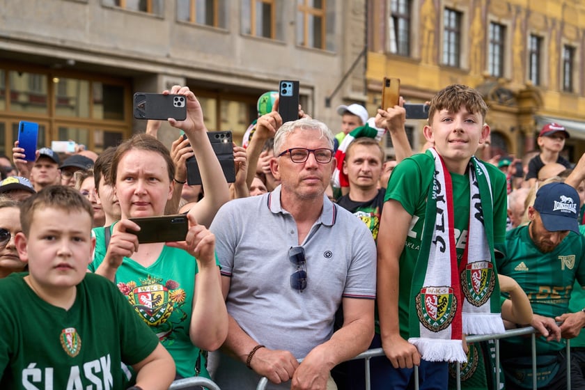 Kibice witają wicemistrzów Polski - drużynę Śląska Wrocław - na wrocławskim Rynku.