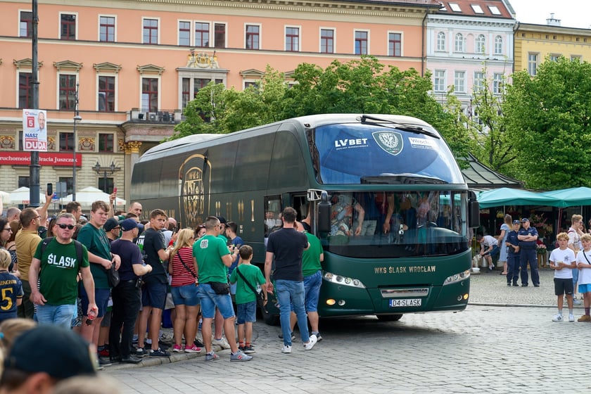 Kibice witają wicemistrzów Polski - drużynę Śląska Wrocław - na wrocławskim Rynku.