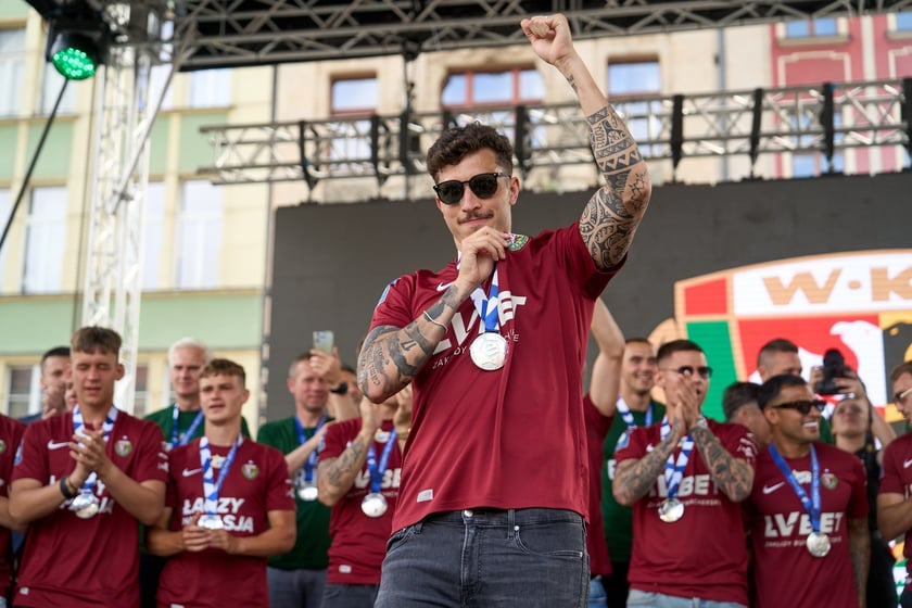 Kibice witają wicemistrzów Polski - drużynę Śląska Wrocław - na wrocławskim Rynku.