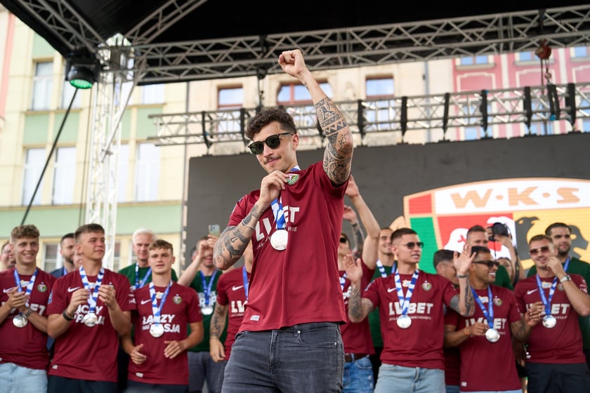Kibice witają wicemistrzów Polski - drużynę Śląska Wrocław - na wrocławskim Rynku.
