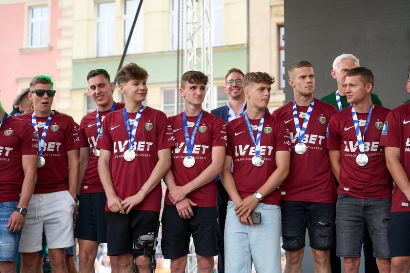 Kibice witają wicemistrzów Polski - drużynę Śląska Wrocław - na wrocławskim Rynku.