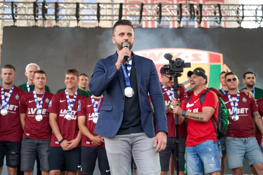 Kibice witają wicemistrzów Polski - drużynę Śląska Wrocław - na wrocławskim Rynku.