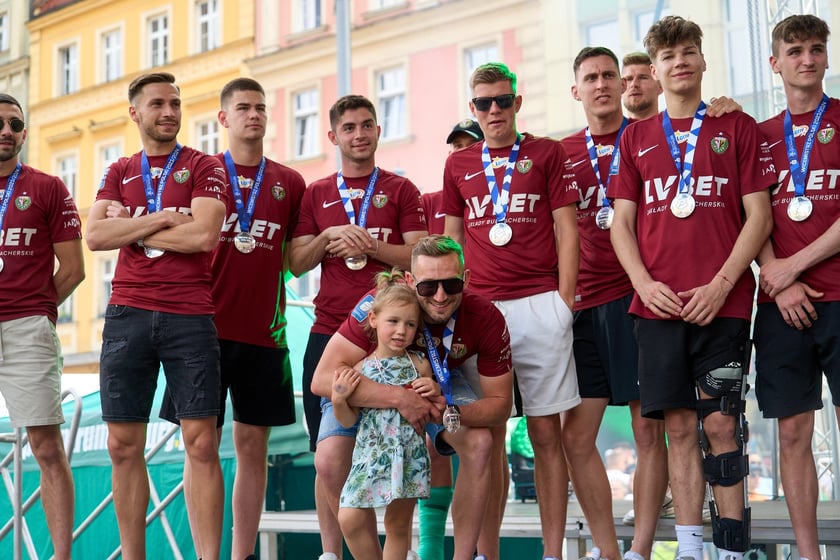 Kibice witają wicemistrzów Polski - drużynę Śląska Wrocław - na wrocławskim Rynku.