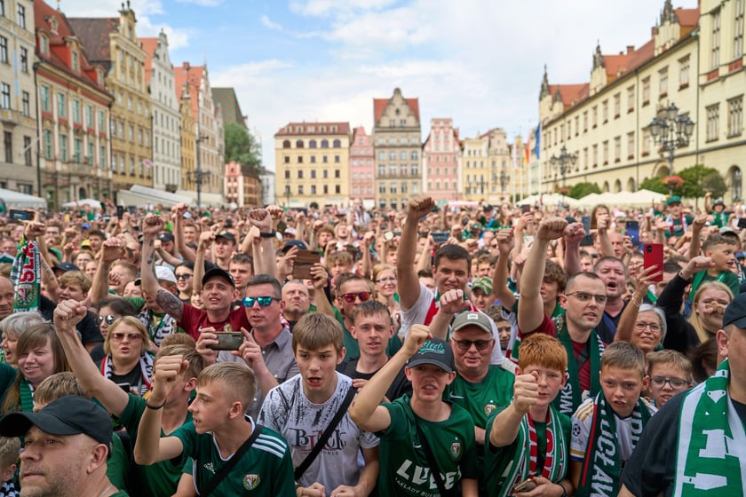 Kibice witają wicemistrzów Polski - drużynę Śląska Wrocław - na wrocławskim Rynku.