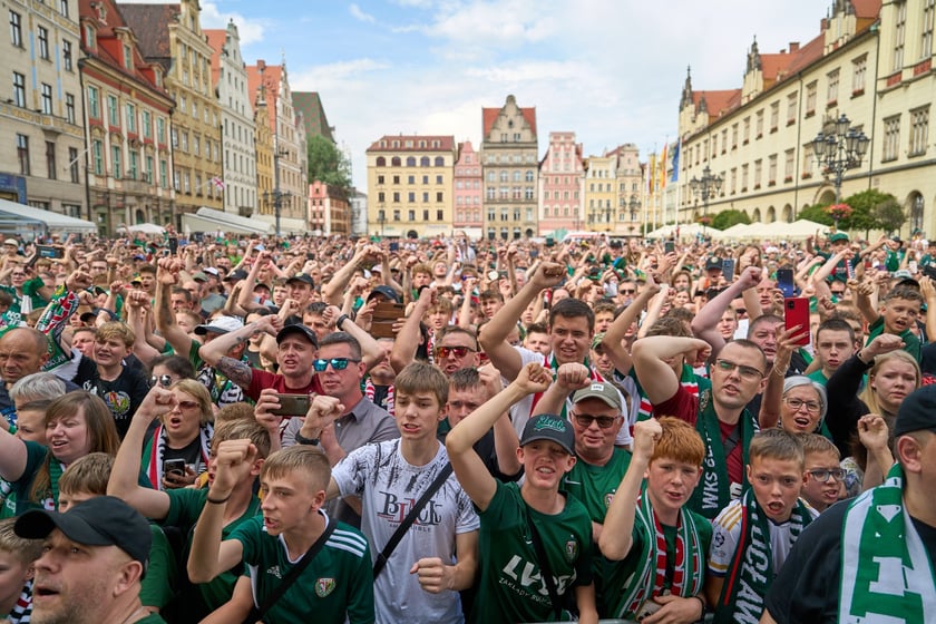 Kibice witają wicemistrzów Polski - drużynę Śląska Wrocław - na wrocławskim Rynku.