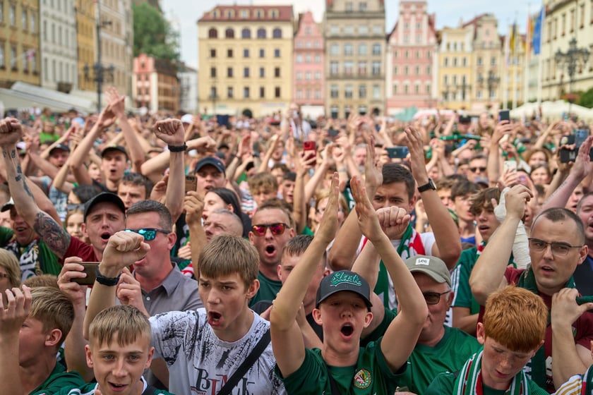 Kibice witają wicemistrzów Polski - drużynę Śląska Wrocław - na wrocławskim Rynku.