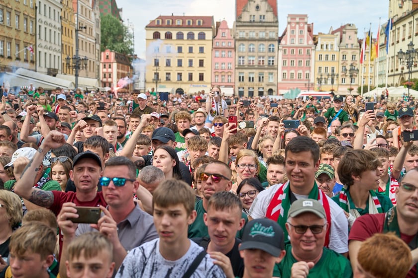 Kibice witają wicemistrzów Polski - drużynę Śląska Wrocław - na wrocławskim Rynku.