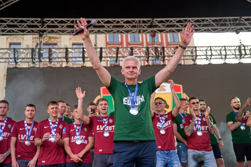 Kibice witają wicemistrzów Polski - drużynę Śląska Wrocław - na wrocławskim Rynku.