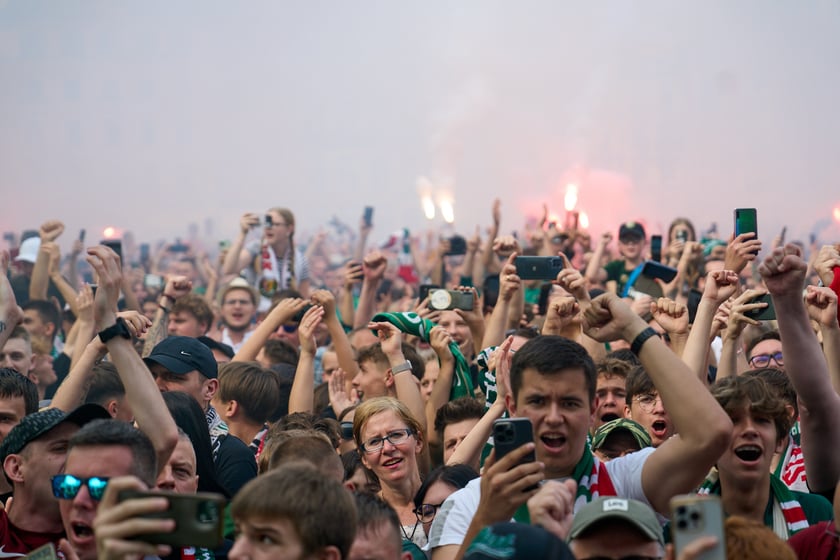 Kibice witają wicemistrzów Polski - drużynę Śląska Wrocław - na wrocławskim Rynku.