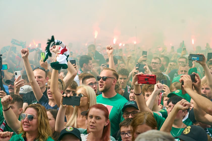 Kibice witają wicemistrzów Polski - drużynę Śląska Wrocław - na wrocławskim Rynku.