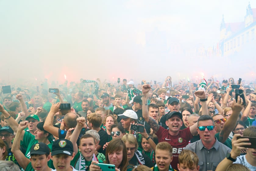 Kibice witają wicemistrzów Polski - drużynę Śląska Wrocław - na wrocławskim Rynku.