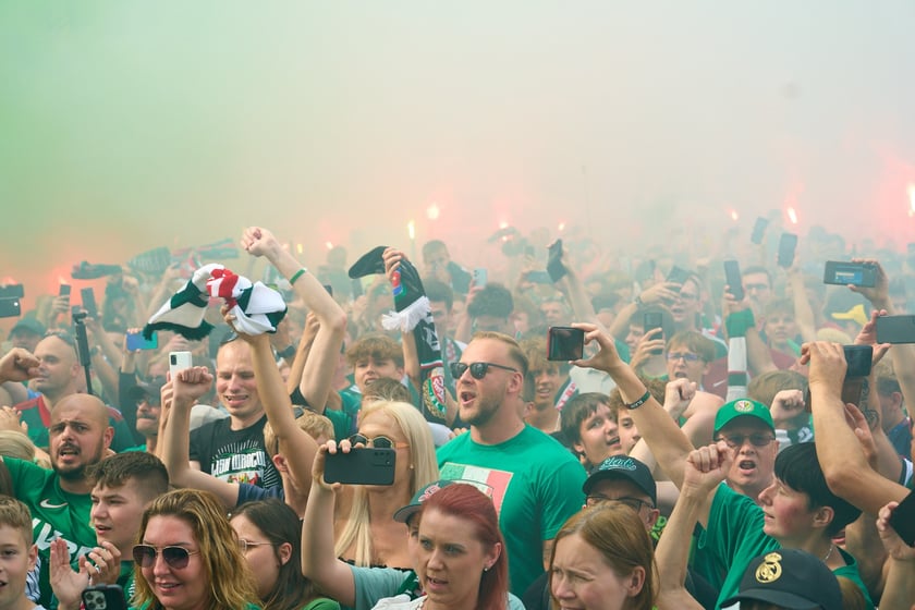 Kibice witają wicemistrzów Polski - drużynę Śląska Wrocław - na wrocławskim Rynku.