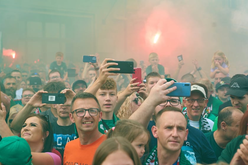 Kibice witają wicemistrzów Polski - drużynę Śląska Wrocław - na wrocławskim Rynku.