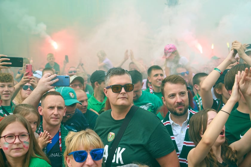 Kibice witają wicemistrzów Polski - drużynę Śląska Wrocław - na wrocławskim Rynku.