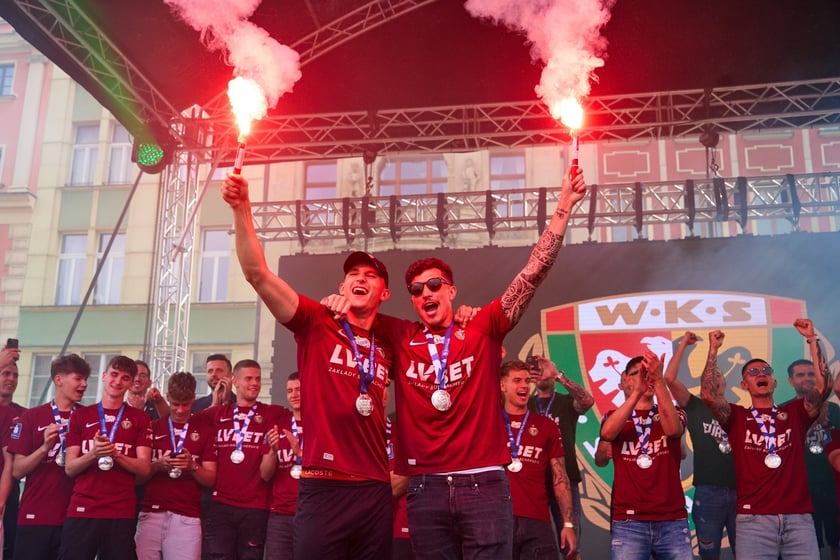 Kibice witają wicemistrzów Polski - drużynę Śląska Wrocław - na wrocławskim Rynku.