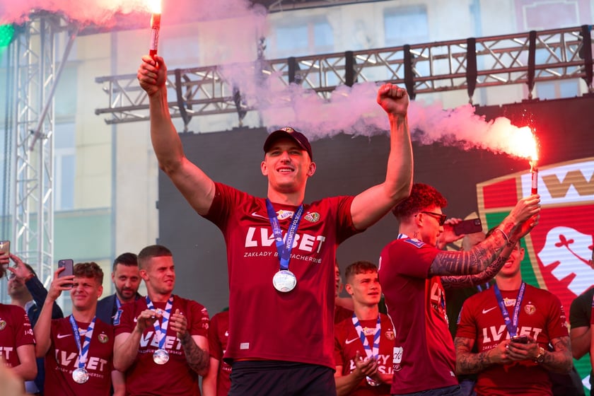 Kibice witają wicemistrzów Polski - drużynę Śląska Wrocław - na wrocławskim Rynku.
