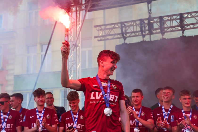 Kibice witają wicemistrzów Polski - drużynę Śląska Wrocław - na wrocławskim Rynku.