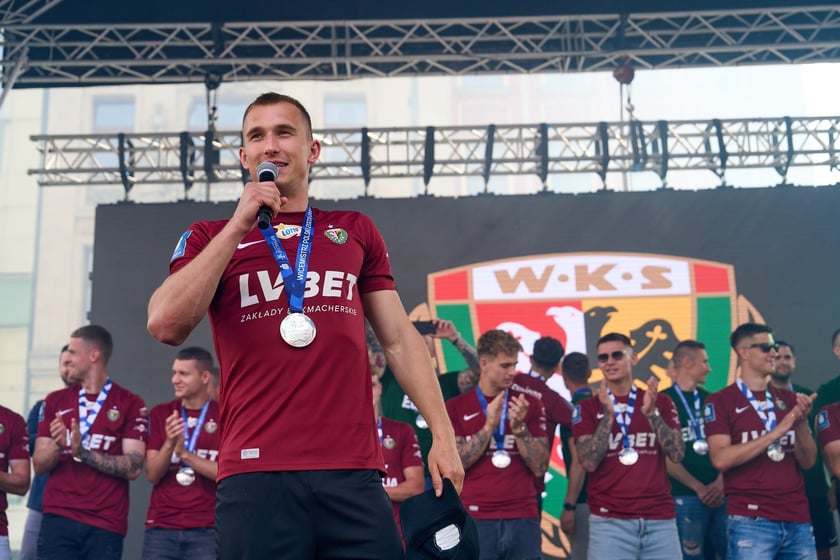 Kibice witają wicemistrzów Polski - drużynę Śląska Wrocław - na wrocławskim Rynku.