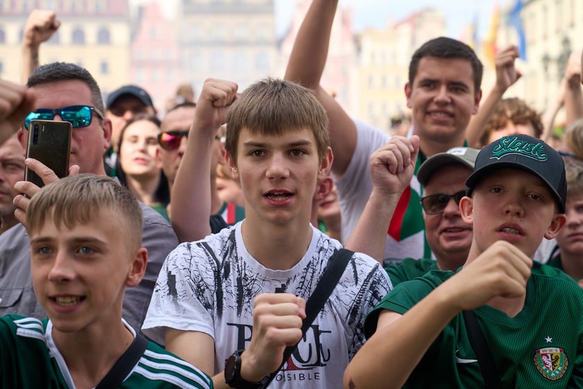 Kibice witają wicemistrzów Polski - drużynę Śląska Wrocław - na wrocławskim Rynku.