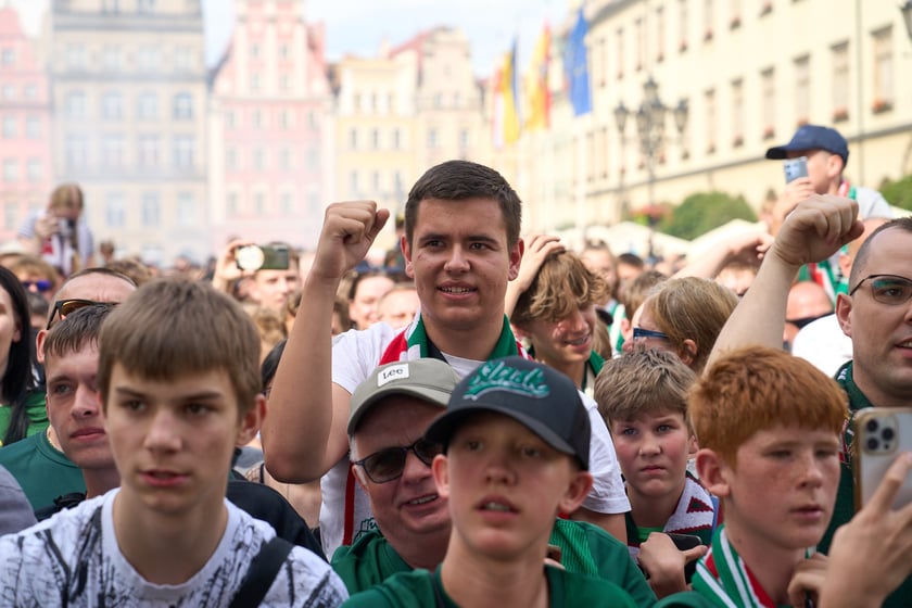 Kibice witają wicemistrzów Polski - drużynę Śląska Wrocław - na wrocławskim Rynku.