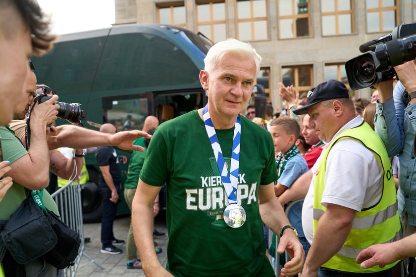 Kibice witają wicemistrzów Polski - drużynę Śląska Wrocław - na wrocławskim Rynku.